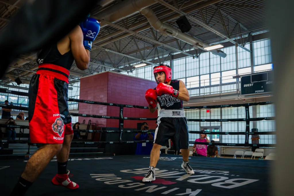 Ivan Pascacio-Gomez faces Francisco Luna in a boxing ring